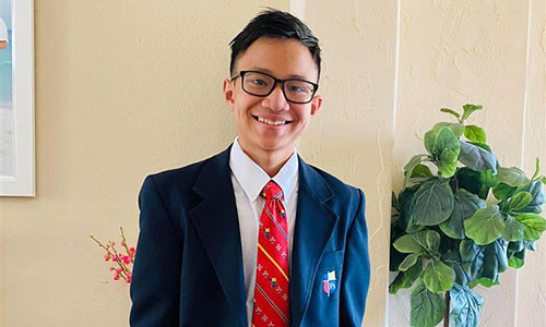 Mới đây, trên trang cá nhân, ca sĩ Hồng Ngọc chia sẻ hình ảnh cậu cả tại trường học cấp 3 ở Mỹ. Trong những ngày đầu tiên con trai tiếp xúc với môi trường mới, Hồng Ngọc cũng hồi hộp và lo lắng không kém. Vợ chồng nữ ca sĩ đưa quý tử đến trường và theo dõi từng bước chân.