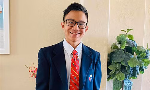 Mới đây, trên trang cá nhân, ca sĩ Hồng Ngọc chia sẻ hình ảnh cậu cả tại trường học cấp 3 ở Mỹ. Trong những ngày đầu tiên con trai tiếp xúc với môi trường mới, Hồng Ngọc cũng hồi hộp và lo lắng không kém. Vợ chồng nữ ca sĩ đưa quý tử đến trường và theo dõi từng bước chân.