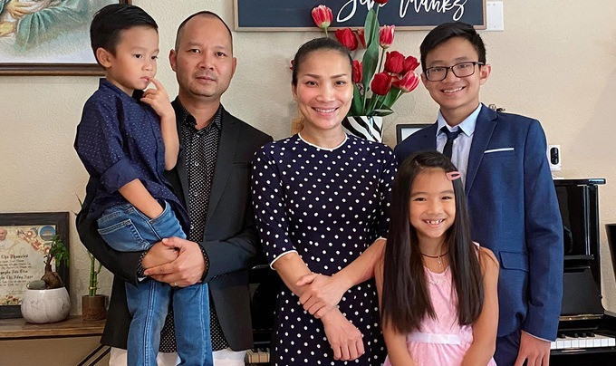 Hơn 10 năm bên nhau, tổ ấm của ca sĩ tràn ngập tiếng cười với 3 con nhỏ: 2 trai, 1 gái. cho biết, cô may mắn có được gia đình yên ấm và trân trọng hạnh phúc đang có.