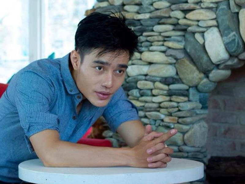 Nam diễn viên bán dây chuyền của mẹ được 10 triệu để sử mũi, mượn bạn thêm 3 triệu để trả viện phí. Sau đó, Lê Dương Bảo Lâm đậu vào trường Sân khấu điện ảnh.