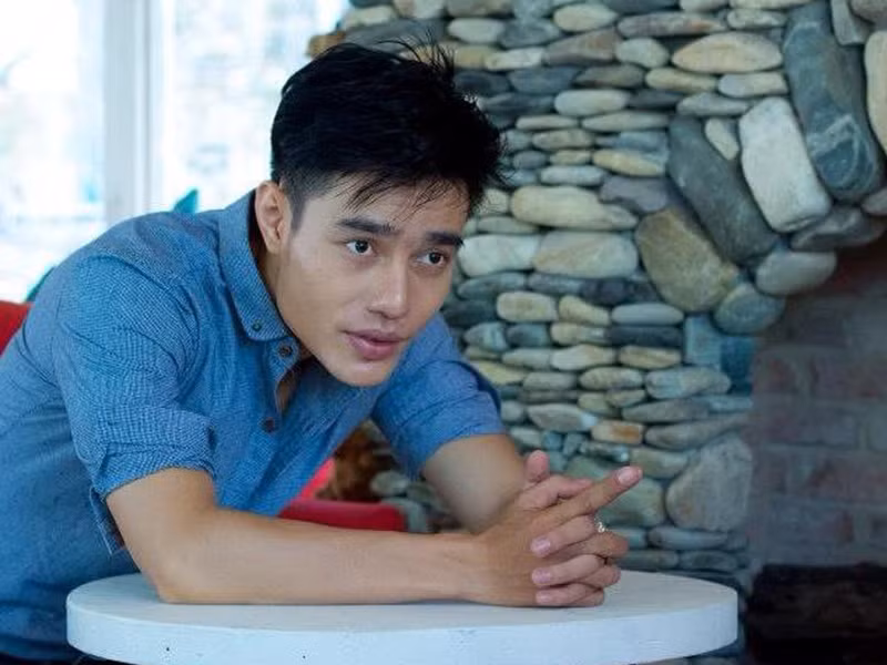 Nam diễn viên bán dây chuyền của mẹ được 10 triệu để sử mũi, mượn bạn thêm 3 triệu để trả viện phí. Sau đó, Lê Dương Bảo Lâm đậu vào trường Sân khấu điện ảnh.