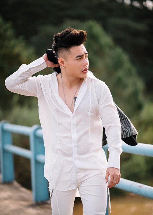 Trên gương mặt, chỉ duy nhất cái tai là Lê Dương Bảo Lâm chưa động dao kéo.