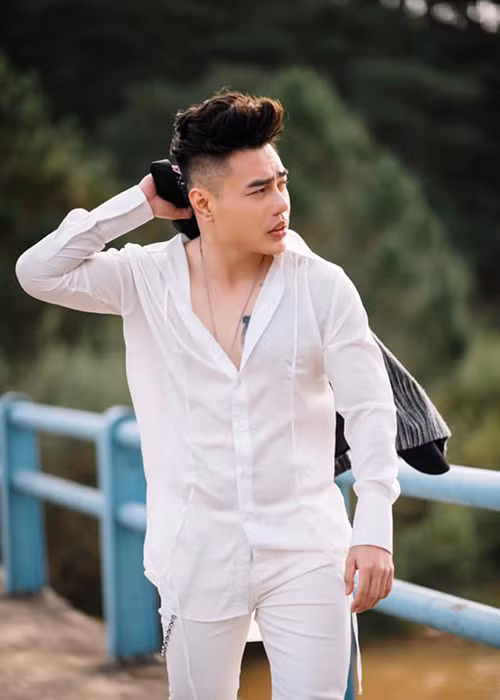 Trên gương mặt, chỉ duy nhất cái tai là Lê Dương Bảo Lâm chưa động dao kéo.