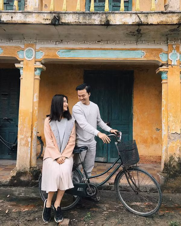 Về chân dung bạn trai Diễm My 9X, Vinh Nguyễn là Việt kiều sống tại Australia. Anh từng học tại Đại học Công nghệ Swinburne ở Melbourne (Victoria, Australia), hiện hoạt động trong lĩnh vực xây dựng. Bạn trai Diễm My đang xây dựng một công ty, chuyên sản xuất cà phê hòa tan. Hẹn hò từ cuối năm 2017 nhưng phải tới tháng 3/2018, hai người mới lên tiếng xác nhận.