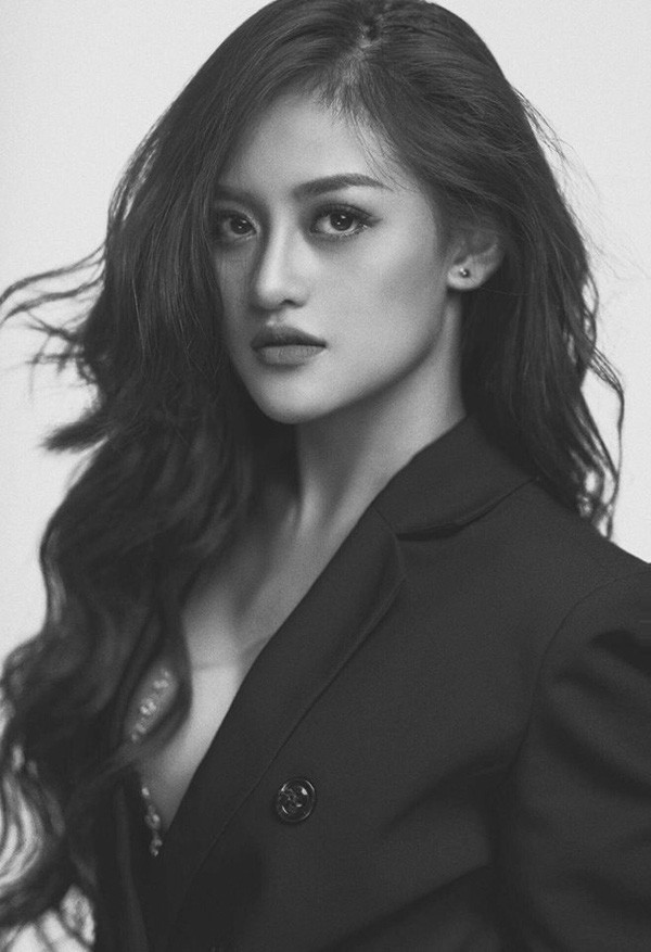 25 tuổi, đời tư của Thùy Anh cũng trải qua nhiều vấp ngã. Thùy Anh từng chia tay bạn trai là siêu mẫu. Sau đó cô có bạn trai mới. Tuy nhiên, hiện tại Thùy Anh vẫn giấu kín "một nửa yêu thương". Cô chỉ tiết lộ anh là người mang đến niềm vui, là chỗ dựa tinh thần cho mình.