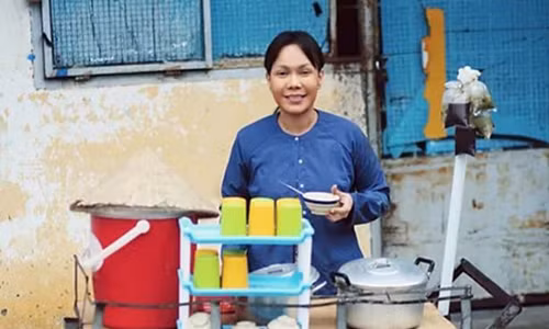 Viet Huong lam dieu y nghia cho nhung nguoi ban hang rong