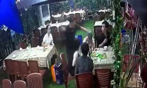 Hon chien trong quan nhau o TP.HCM, 1 nguoi bi dam chet