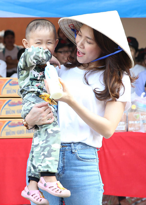 Mỹ Tâm tự tay cho cậu nhóc 3 tuổi uống sữa và trổ tài hát ru bằng các bản hit của mình. Ảnh: Dân Việt