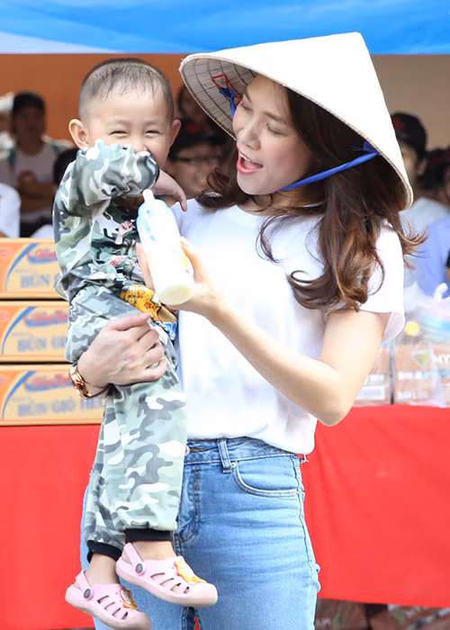 Mỹ Tâm tự tay cho cậu nhóc 3 tuổi uống sữa và trổ tài hát ru bằng các bản hit của mình. Ảnh: Dân Việt