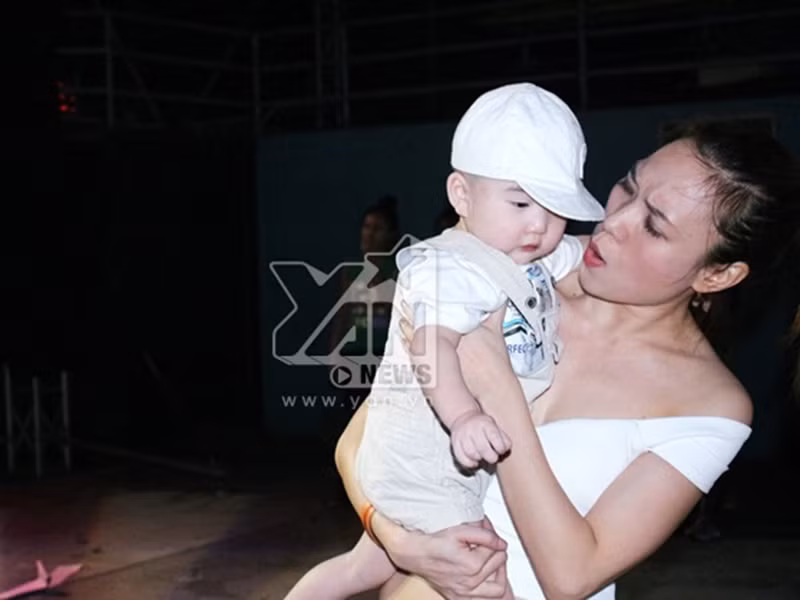 Nữ ca sĩ thậm chí pha trò để chọc cười cậu nhóc. Ảnh: Yan