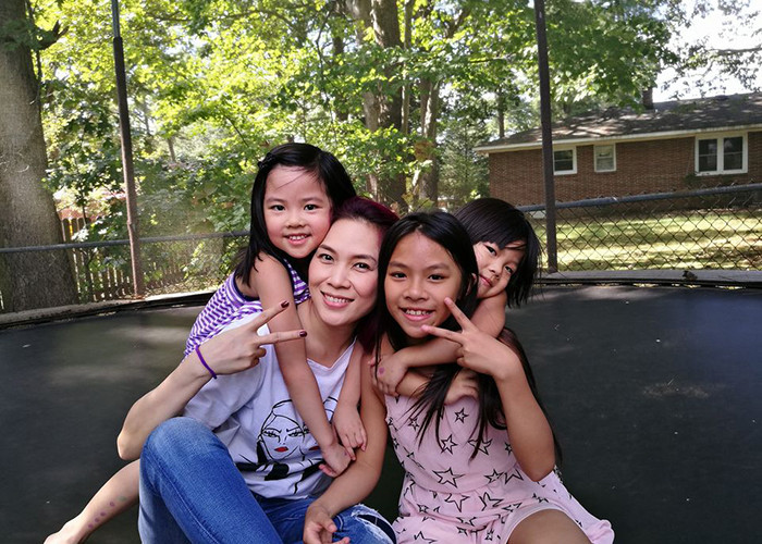 Nữ ca sĩ cũng được các cháu yêu quý.