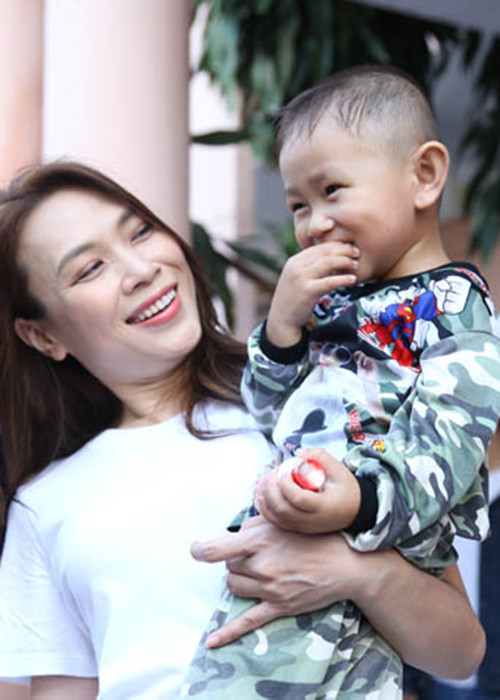 Khi nhìn thấy cậu bé 3 tuổi liên tục nhìn mình nở nụ cười trong buổi từ thiện, Mỹ Tâm xin được bế em để giao lưu. Ảnh: Dân Việt