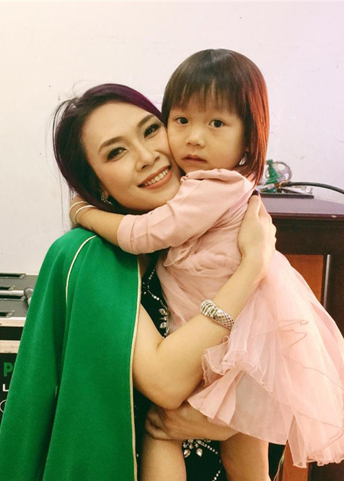 Mỗi khi đi diễn, nếu gặp fan nhí, Mỹ Tâm thường nán lại trò chuyện. Trong ảnh, nữ ca sĩ ôm chầm lấy bé Su - em bé từng gây sốt khi cover ca khúc “Như một giấc mơ” của nữ ca sĩ.