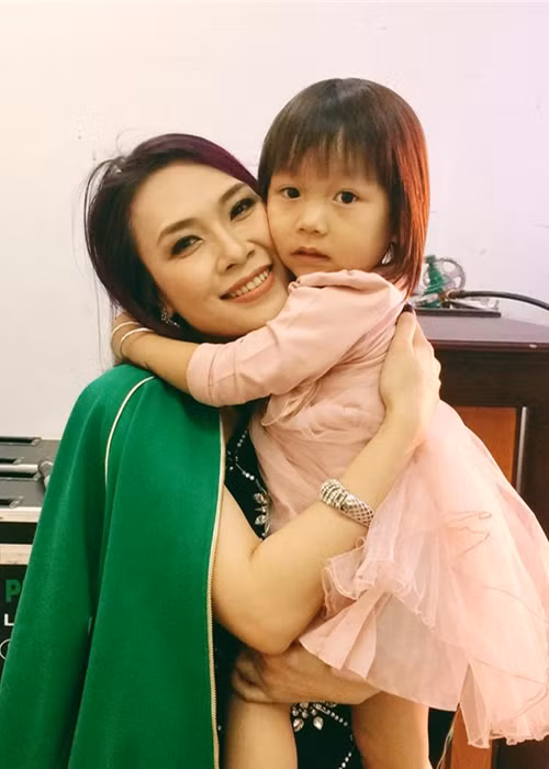 Mỗi khi đi diễn, nếu gặp fan nhí, Mỹ Tâm thường nán lại trò chuyện. Trong ảnh, nữ ca sĩ ôm chầm lấy bé Su - em bé từng gây sốt khi cover ca khúc “Như một giấc mơ” của nữ ca sĩ.