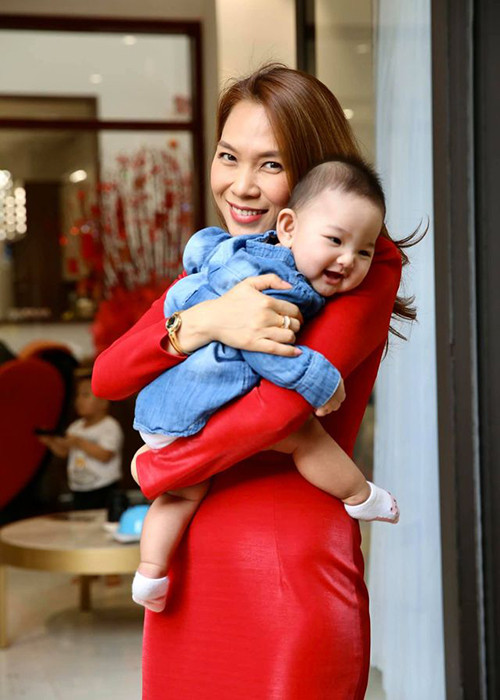 Nữ ca sĩ trông ra dáng một bà mẹ trẻ.