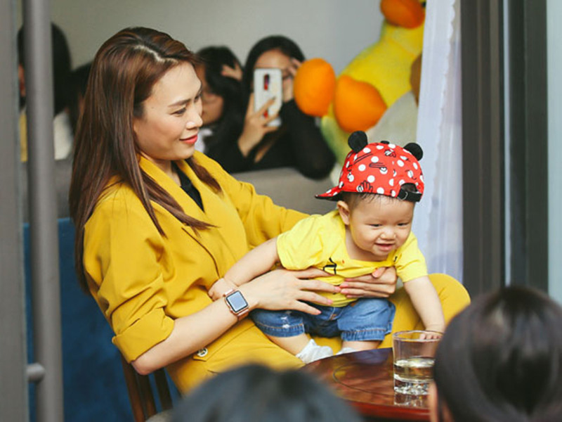 Phút giây Mỹ Tâm vui đùa bên trẻ nhỏ khiến người hâm mộ vô cùng thích thú. Ảnh: Dân Việt