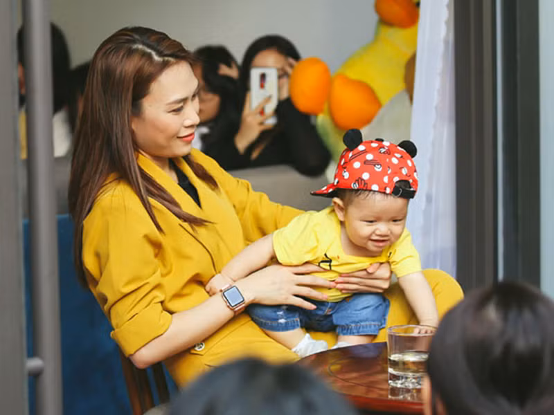 Phút giây Mỹ Tâm vui đùa bên trẻ nhỏ khiến người hâm mộ vô cùng thích thú. Ảnh: Dân Việt