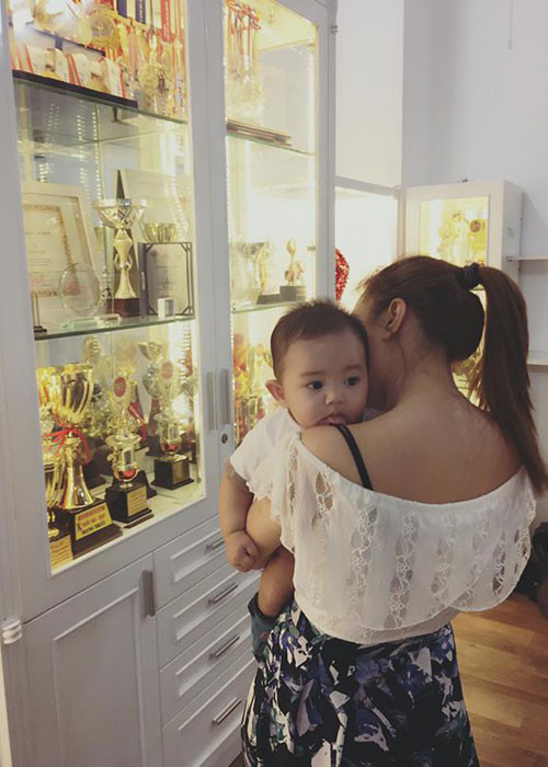 "Họa mi tóc nâu" vốn rất thích trẻ con. Trong ảnh, cô cưng nựng con trai của Khánh Thi - Phan Hiển.