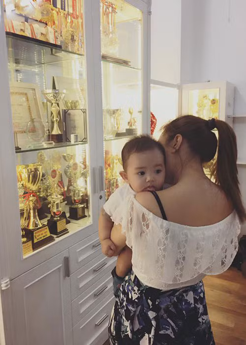 "Họa mi tóc nâu" vốn rất thích trẻ con. Trong ảnh, cô cưng nựng con trai của Khánh Thi - Phan Hiển.