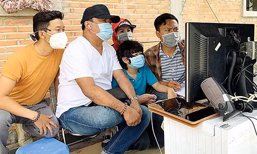 Lam phim mua COVID-19: Kho tram be, nguy co phim “dap chieu“