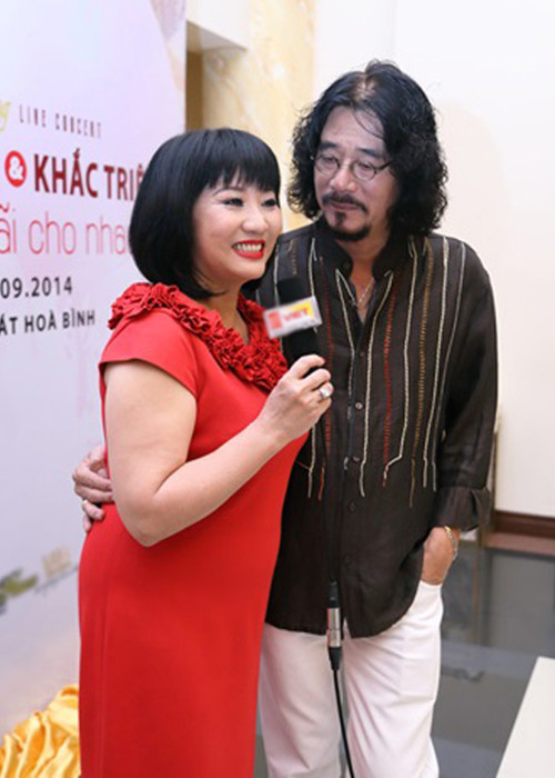 Khắc Triệu luôn dành cho Cẩm Vân những cử chỉ ân cần, chu đáo.