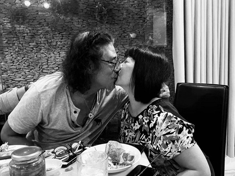 Mới đây, cặp đôi thậm chí không ngại khóa môi khi cùng bạn bè ăn tối.