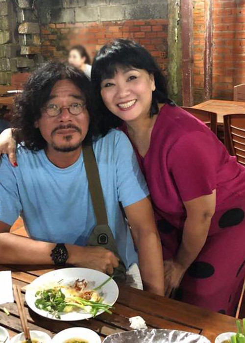 Khi sinh con gái thứ 2, Cẩm Vân bị băng huyết, bác sĩ khuyên cô nên cắt buồng trứng. Chứng kiến vợ vất vả, hy sinh quá nhiều, Khắc Triệu xin bác sĩ triệt sản cho Cẩm Vân.