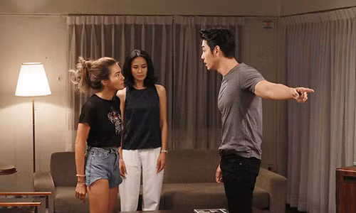 Soi mau khi thay me phai len lut nhin chau noi qua khe cua