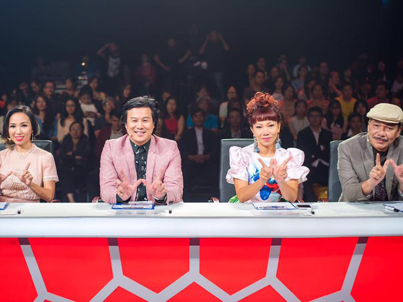 Anh ít xuất hiện tại các sự kiện giải trí, chương trình vì tập trung vào trường đào tạo âm nhạc.