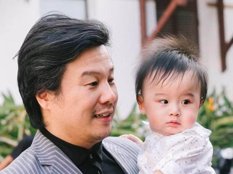 Năm 2019, nam nhạc sĩ lần đầu chia sẻ về các con. Thanh Bùi cho biết, bé Khải An và Kiến An sinh ra chỉ cách nhau tầm 1 phút, một bé giống cha, 1 bé giống mẹ nên một cởi mở ồn ào, một im lặng, đằm tính. Theo lời Thanh Bùi, bé Khải An (trong ảnh) mê chơi đàn piano còn bé Kiến An thích nhảy. Ảnh: Khám phá