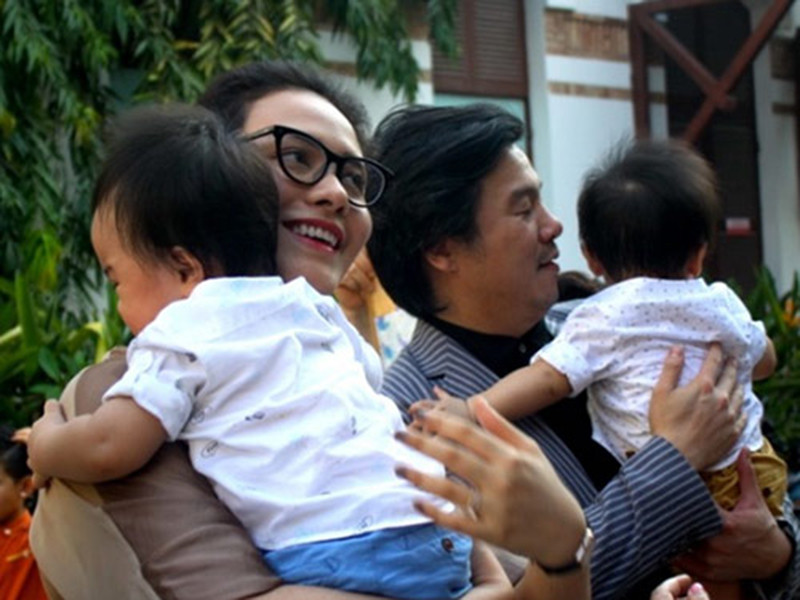 Tháng 7/2017, nam nhạc sĩ cùng vợ lần đầu tiên khoe cặp quý tử với công chúng. Ảnh: Đất Việt