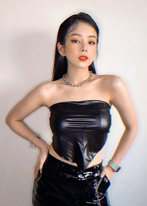 Người đối diện khó rời mắt khỏi Mie.