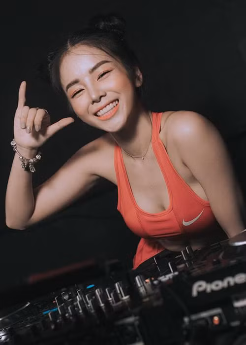 Mie thường chọn crop top và váy ngắn.