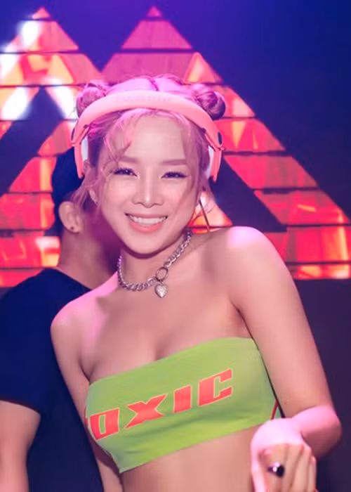 Nữ DJ đảm nhận vai trò hỗ trợ thí sinh cũng như khuấy động không khí chương trình.