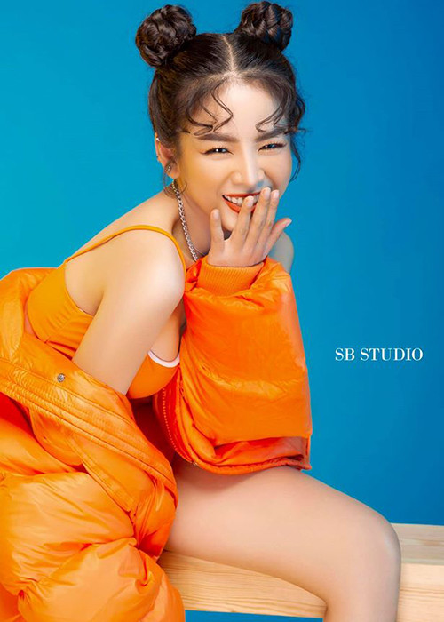 Khi đi diễn, nữ DJ gốc Đà Nẵng ăn mặc gợi cảm.