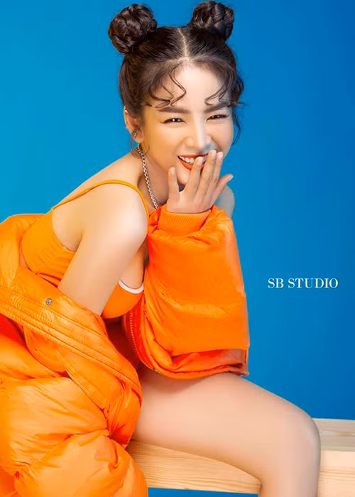 Khi đi diễn, nữ DJ gốc Đà Nẵng ăn mặc gợi cảm.