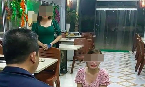 Vo chu quan nuong xin loi co gai bi nhuc ma