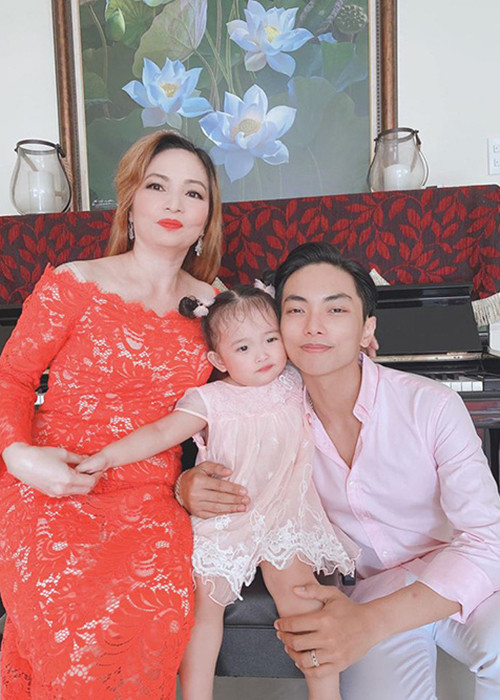 Bố mẹ chồng của Khánh Thi vốn kinh doanh bất động sản.