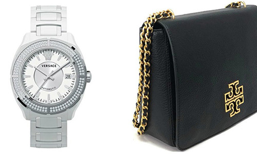 "Đang ngủ bị gọi dậy bất thình lình. Mẹ chồng tặng con dâu. Cảm xúc không thể nói được cái gì ngoài câu cảm ơn. Mẹ cười rồi đi lên nhà. Còn mình khỏi ngủ. Giá trị món quà nằm ở tấm lòng", Khánh Thi khoe.