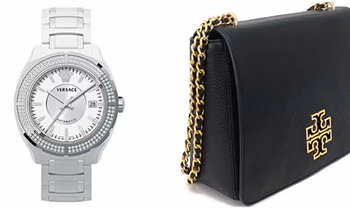 "Đang ngủ bị gọi dậy bất thình lình. Mẹ chồng tặng con dâu. Cảm xúc không thể nói được cái gì ngoài câu cảm ơn. Mẹ cười rồi đi lên nhà. Còn mình khỏi ngủ. Giá trị món quà nằm ở tấm lòng", Khánh Thi khoe.