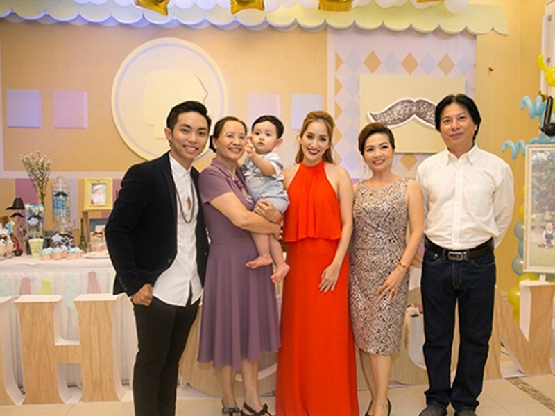 Trong một bài phỏng vấn, Phan Hiển thừa nhận bố mẹ không đồng ý cho anh yêu Khánh Thi. Mãi sau này, khi Phan Hiển và Khánh Thi có con chung, mối quan hệ giữa Khánh Thi và gia đình chồng trở nên tốt đẹp hơn. Ảnh: Yan