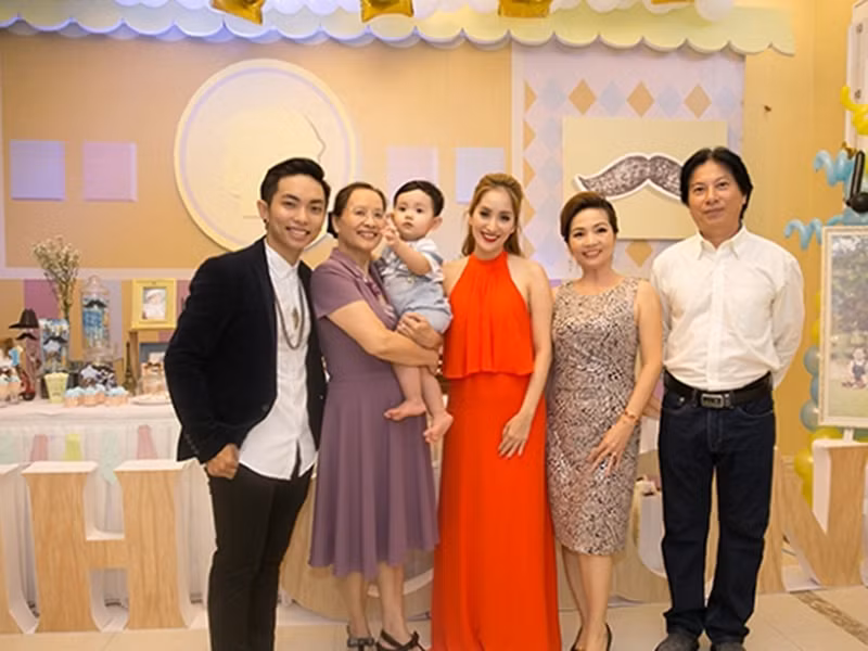 Trong một bài phỏng vấn, Phan Hiển thừa nhận bố mẹ không đồng ý cho anh yêu Khánh Thi. Mãi sau này, khi Phan Hiển và Khánh Thi có con chung, mối quan hệ giữa Khánh Thi và gia đình chồng trở nên tốt đẹp hơn. Ảnh: Yan