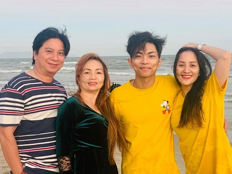 Mới đây, Khánh Thi khoe được mẹ chồng tặng 2 món quà hàng hiệu dù không phải dịp gì đặc biệt. Ảnh: Vietnamnet