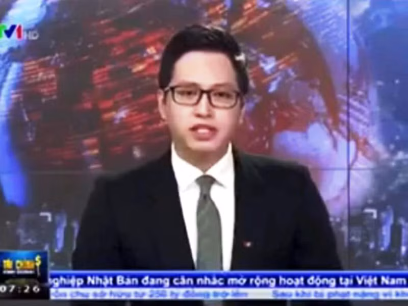 Mới đây, trong bản tin Tài chính Kinh doanh sáng 17/8 phát trên VTV1, BTV Anh Quang cho rằng những người bán hàng rong trên vỉa hè TP HCM là “sống ký sinh trùng”. Lời dẫn này khiến anh bị "ném đá". Ảnh: PLO