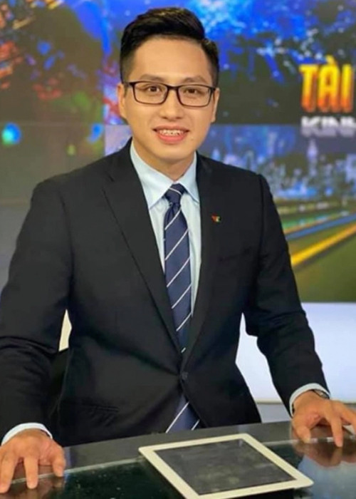 Giữa ồn ào, Anh Quang gửi lời xin lỗi tới khán giả. Anh phân trần trong lúc dẫn bản tin do sơ xuất đã đọc nhịu 1 câu dẫn khiến khán giả hiểu sai nội dung muốn truyền tải dẫn đến sự cố không đáng có.