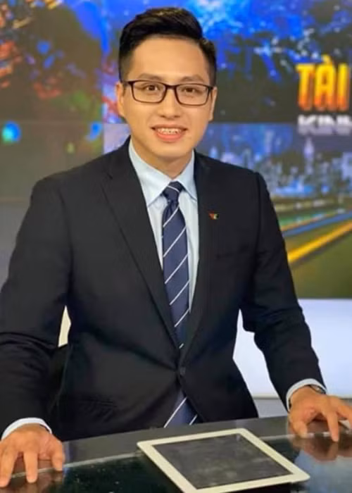 Giữa ồn ào, Anh Quang gửi lời xin lỗi tới khán giả. Anh phân trần trong lúc dẫn bản tin do sơ xuất đã đọc nhịu 1 câu dẫn khiến khán giả hiểu sai nội dung muốn truyền tải dẫn đến sự cố không đáng có.