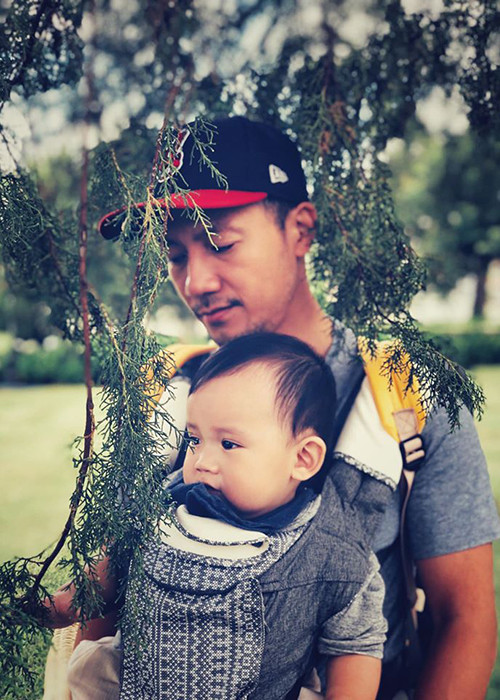 Tiến Đạt thường xuyên khoe ảnh bên con trai.