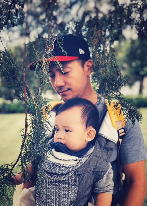 Tiến Đạt thường xuyên khoe ảnh bên con trai.