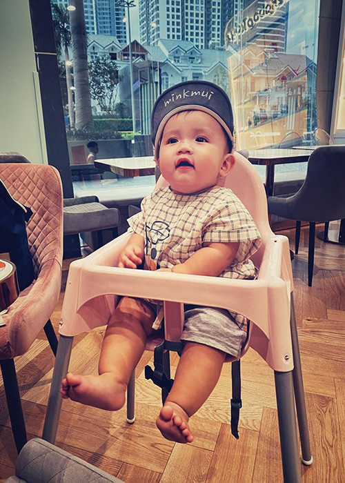 Con trai của Tiến Đạt càng lớn càng kháu khỉnh.