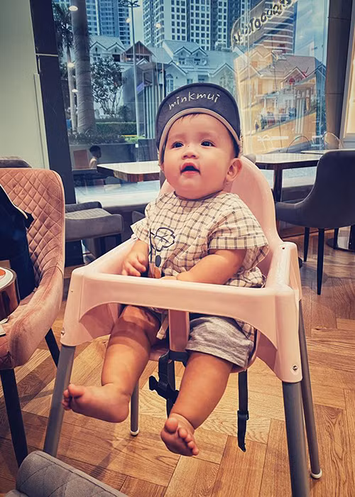 Con trai của Tiến Đạt càng lớn càng kháu khỉnh.